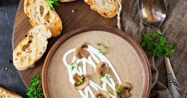 Co dodać do zupy grzybowej, aby zaskoczyć smakiem i aromatem?