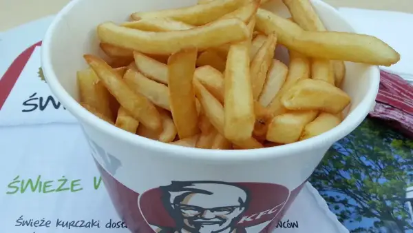 Duże frytki KFC ile gram? Zaskakująca waga i kalorie!